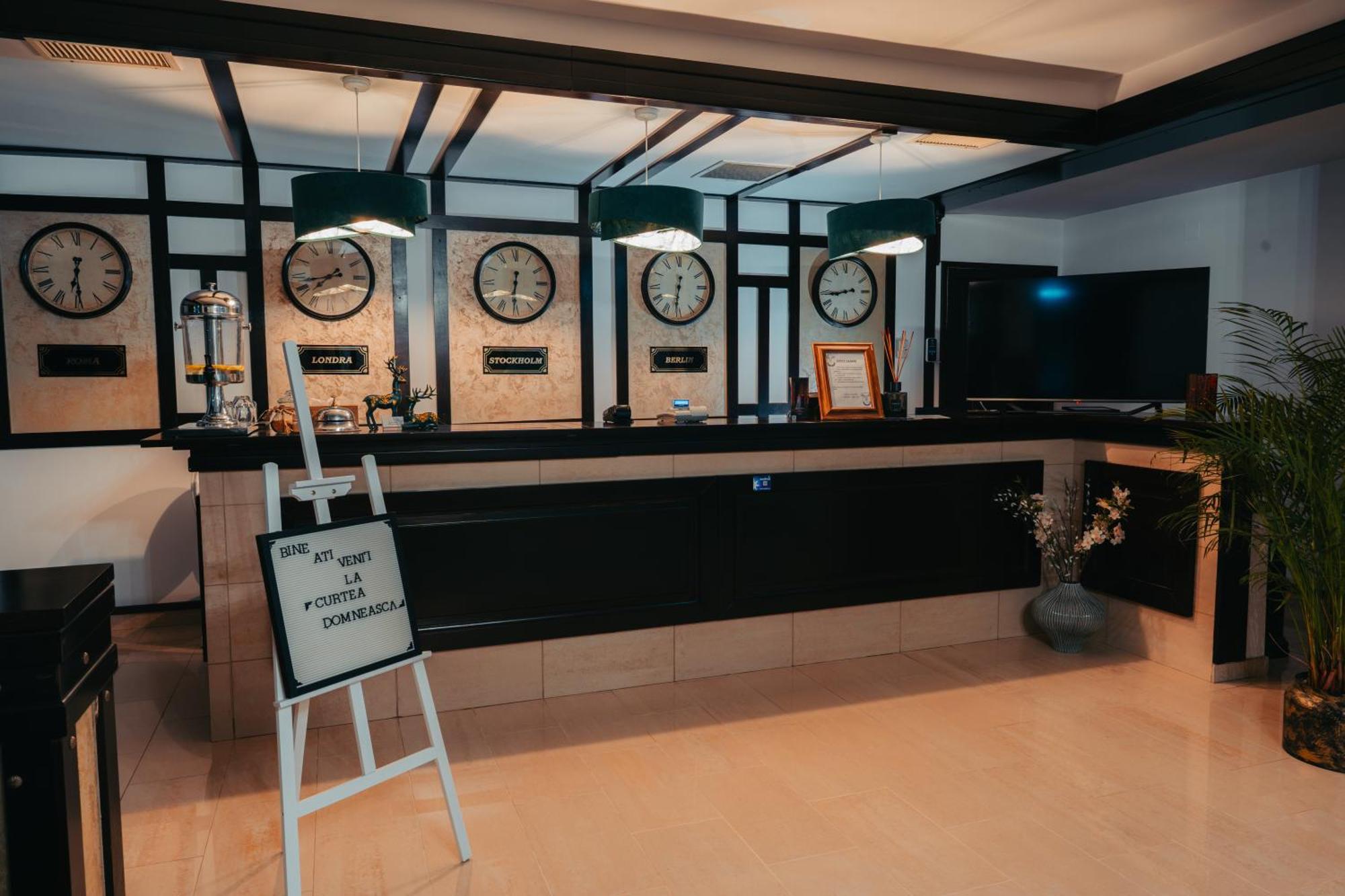 瓦斯卢伊 Curtea Domneasca酒店 外观 照片